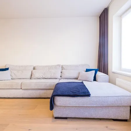 Renovated 2-bedroom In דירה *