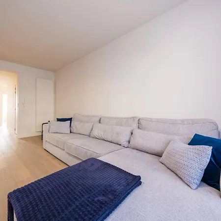 Renovated 2-bedroom In דירה *