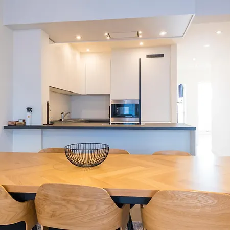Renovated 2-bedroom In דירה
