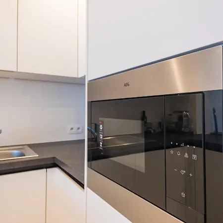 Renovated 2-bedroom In דירה *