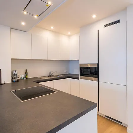 דירה Renovated 2-bedroom In *