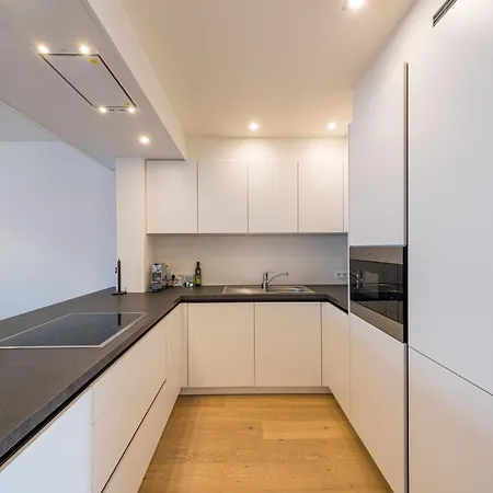 Renovated 2-bedroom In דירה